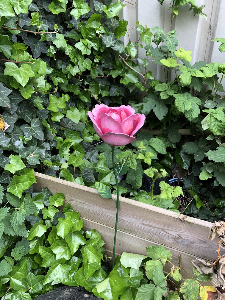 Metalen roos, leuke decoratie voor in de tuin, roze roos, klein kunstwerk!