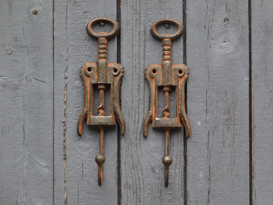 Wall hook corkscrew - cast iron - hook