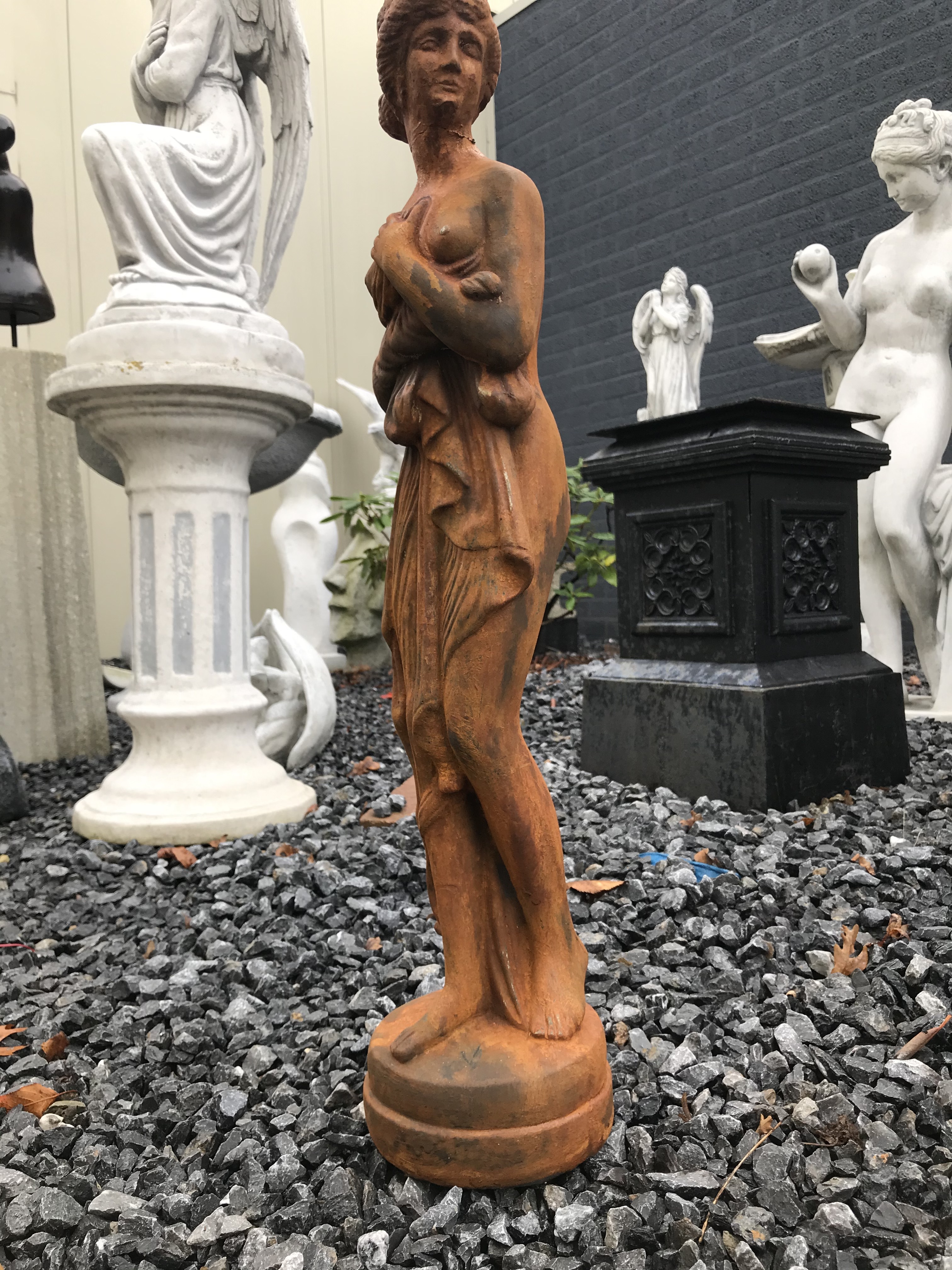 Prachtig vol oxide-rust stenen beeld van een erotisch geklede staande dame, super mooi voor in de tuin!