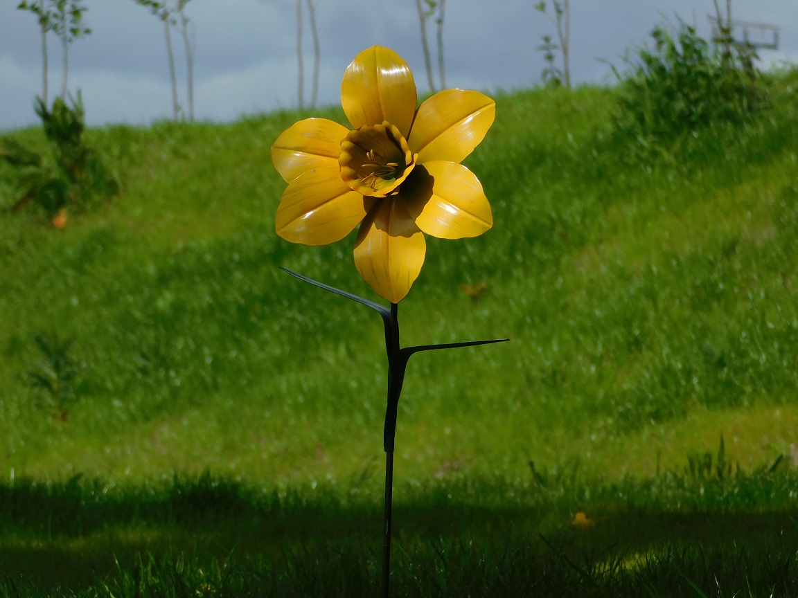 Handmade Daffodil - garden stool 82 cm - metal