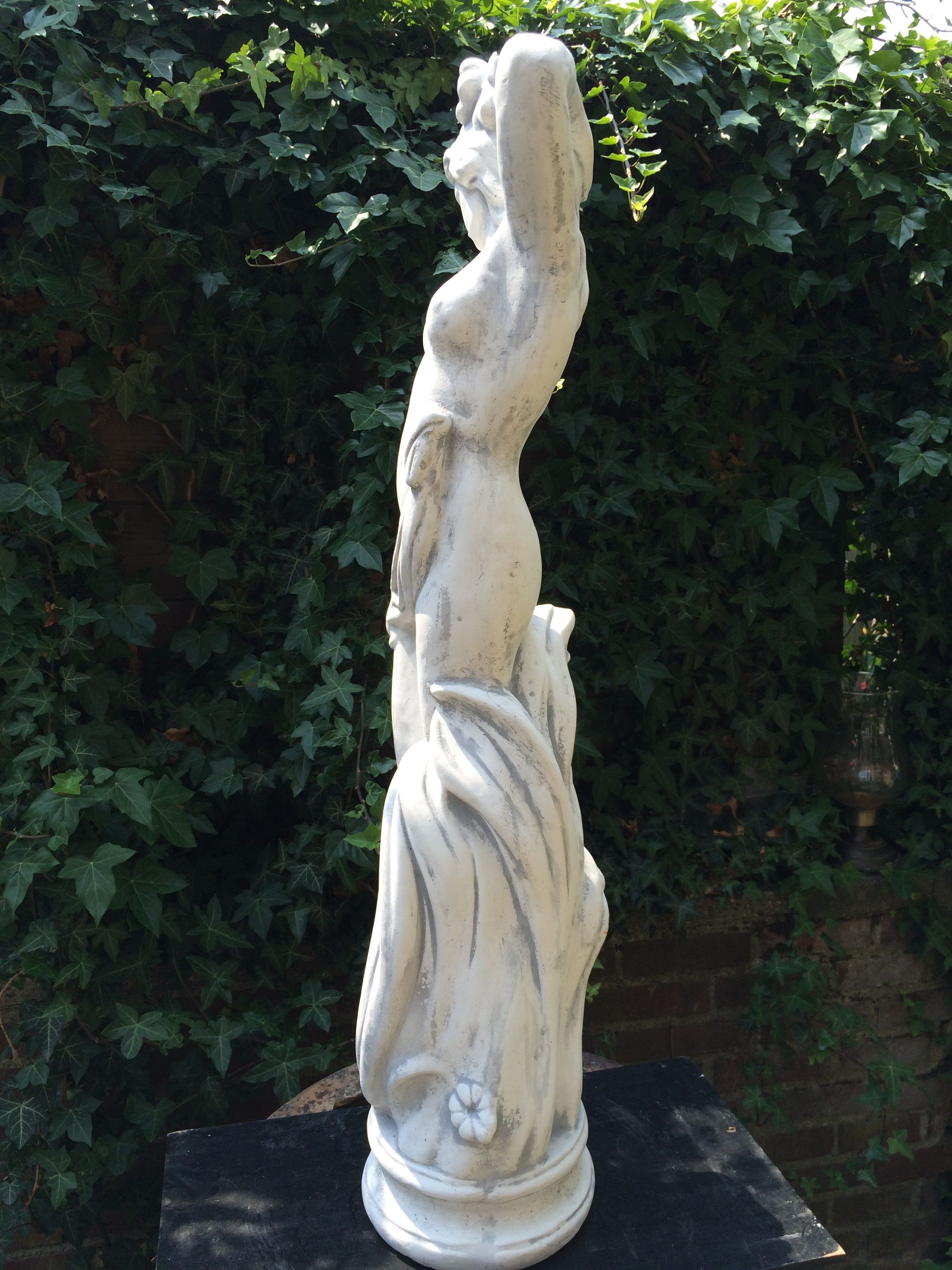 Prachtig vol wit stenen beeld van een staande dame, super mooi voor in de tuin!!