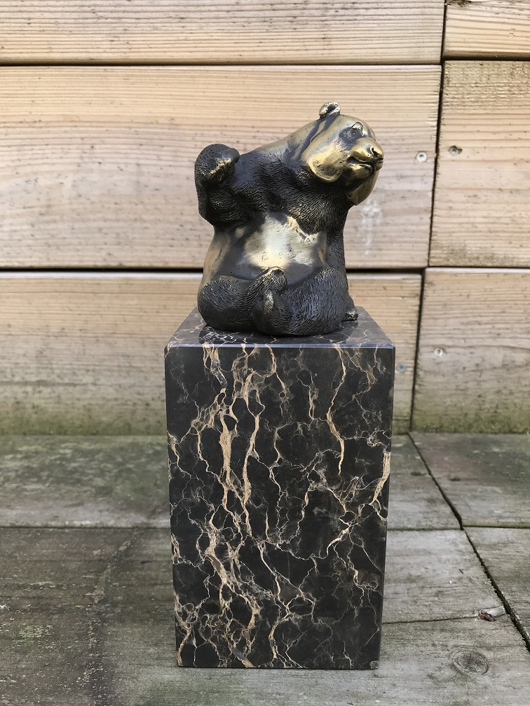 Een bronzen beeld/sculptuur van een zittende panda, op mooie grote voet!