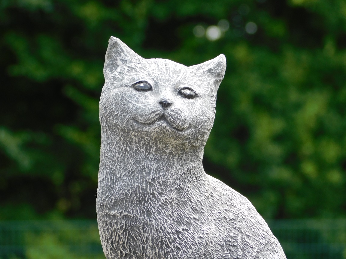 Katze aus Stein - detailliert - grau