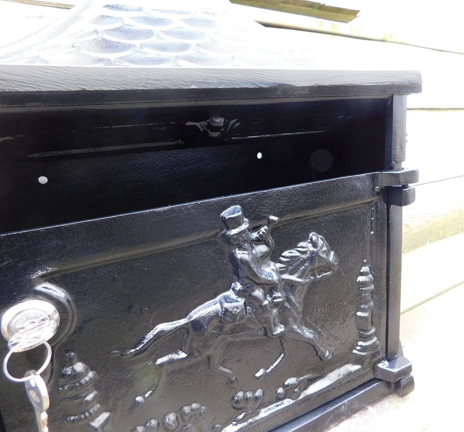 Antieke brievenbus / mailbox vervaardigd uit gegoten aluminium, zwart