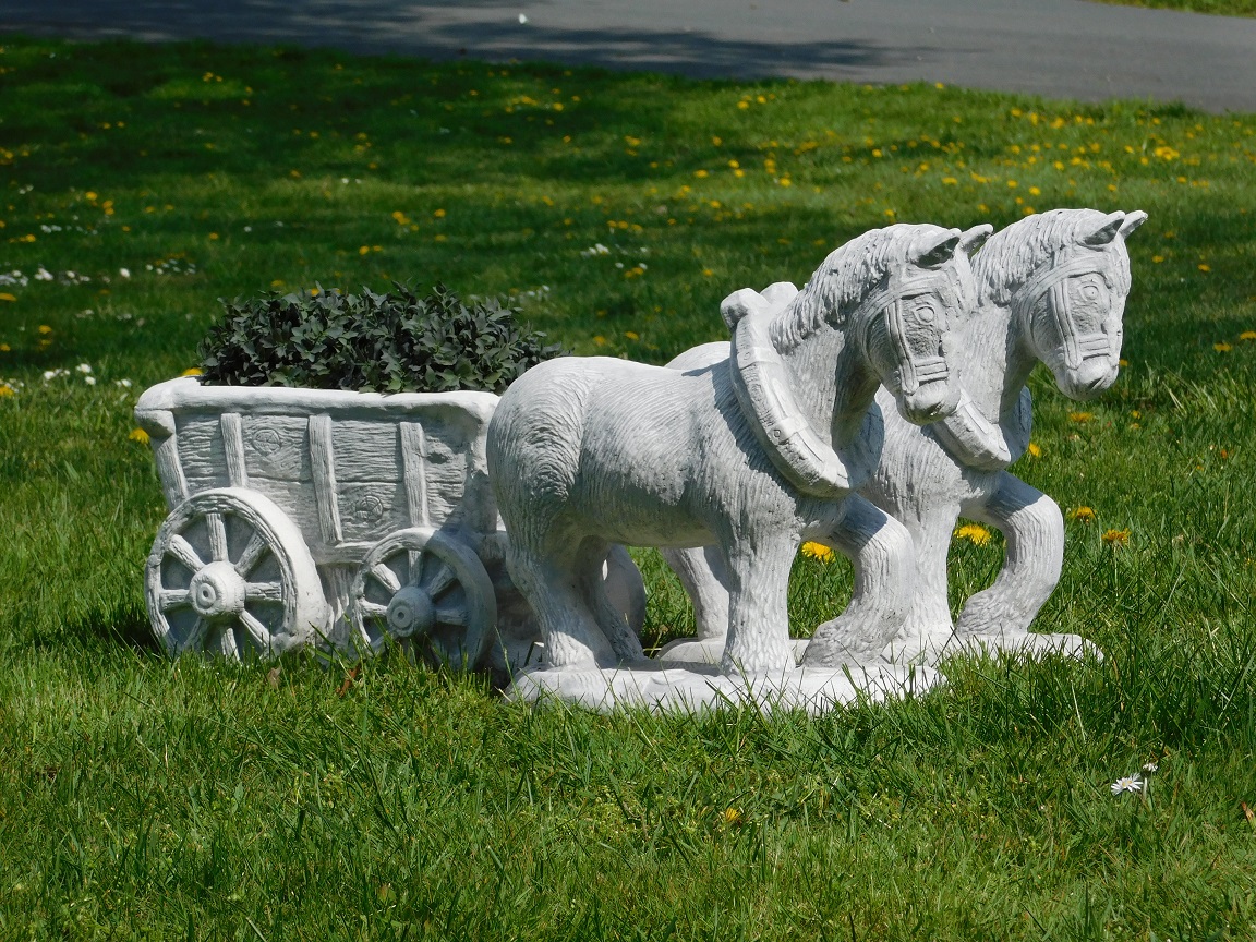 Statue ''Pferd und Wagen'' - massiver Stein
