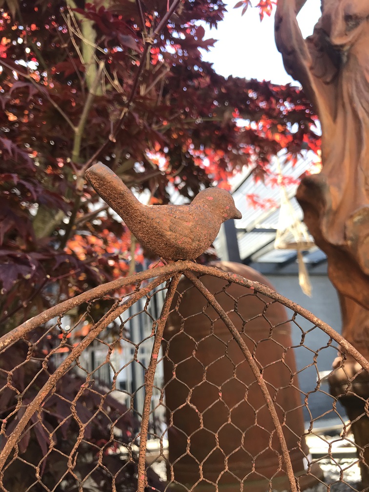Rustiek metalen wandhouder met een bloembak, robuuste wanddecoratie