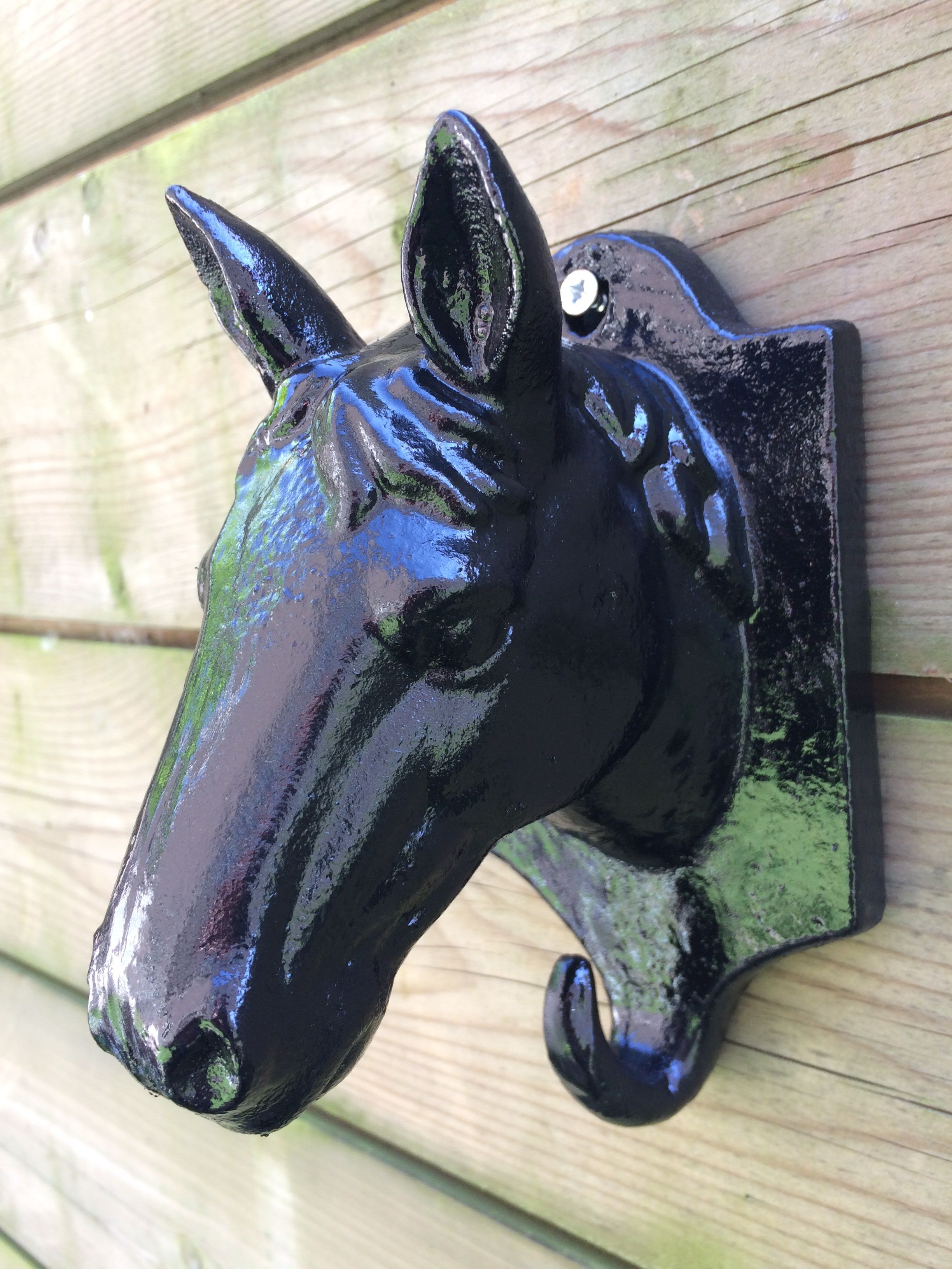 Dit rustieke paardenhoofd als kapstok is een mooie schuur decoratie, kleur zwart.
