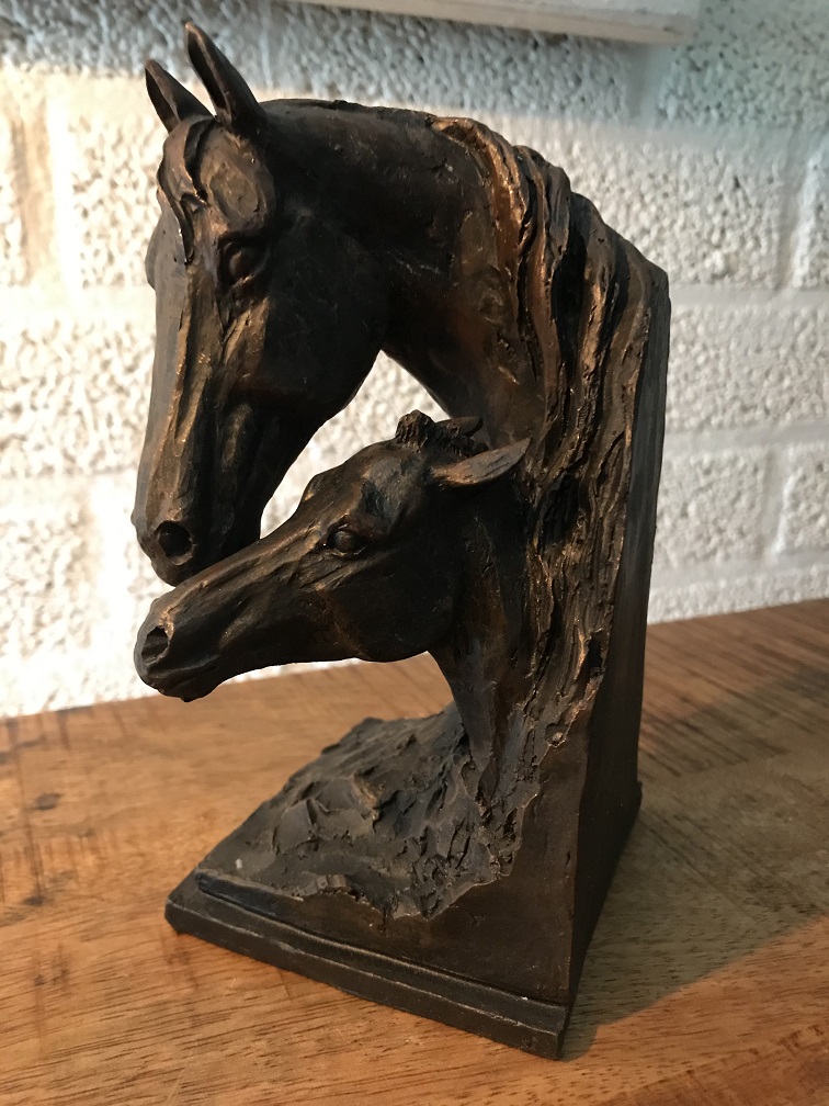 Pferd Buchstütze, Statue Stute mit Fohlen, Pferdestatue in Bronzeoptik