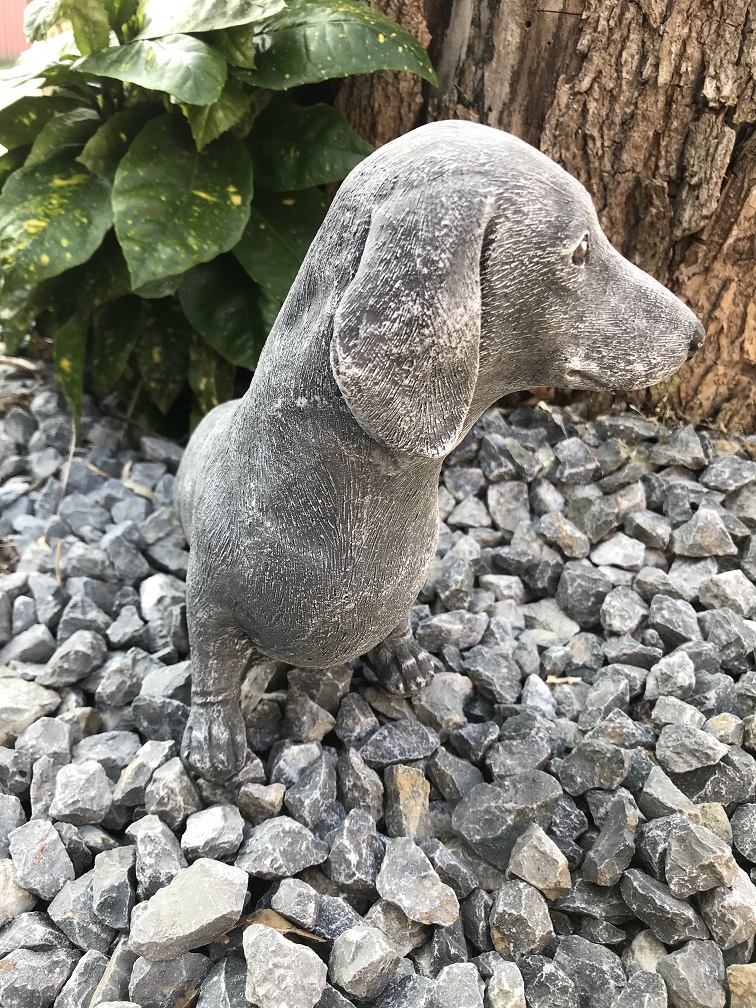 Decoratie dierenfiguur hond, Teckel hondenbeeld vol steen - Teckel stenen beeld.