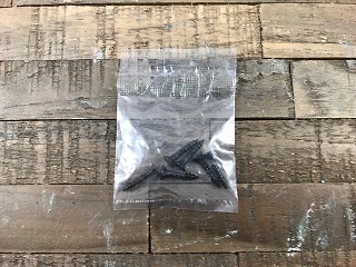 Een klein en mooi schuifslot, gemaakt van smeedijzer, mat zwart
