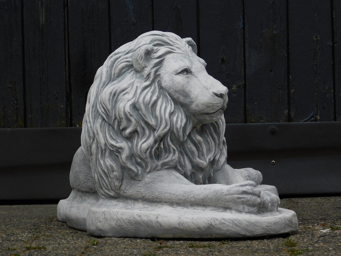 Set of lying lions - solid stone