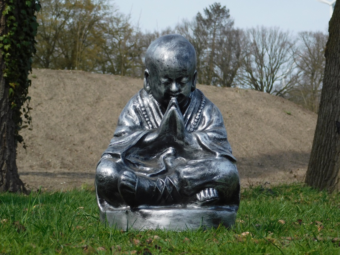 Shaolin Monnik biddend  - polystone - grijs met zwart