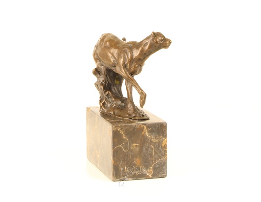 Een bronzen beeld/sculptuur van een rennende poema