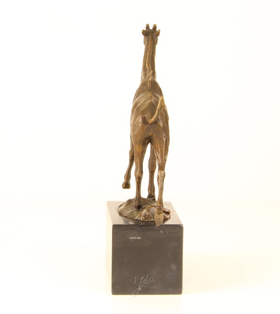 Een bronzen beeld/sculptuur van een giraffe