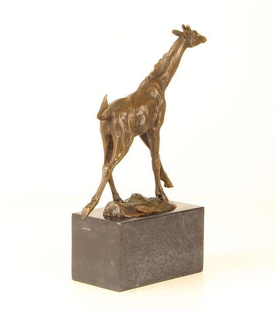 Een bronzen beeld/sculptuur van een giraffe
