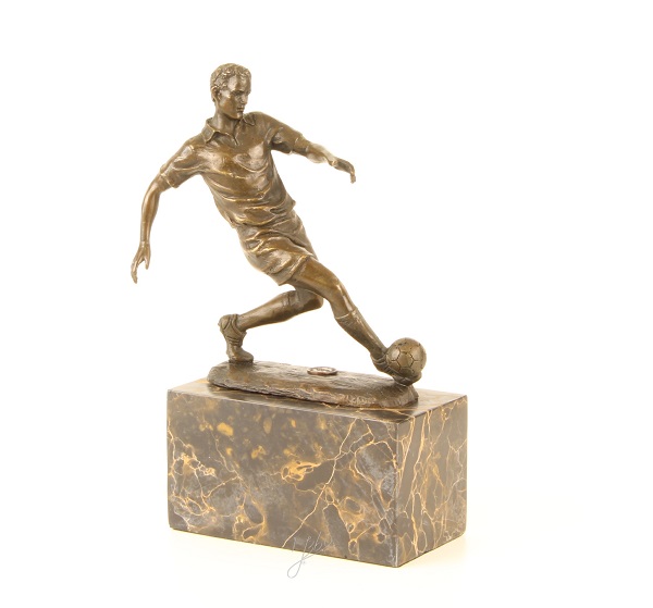 Een bronzen beeld/sculptuur van een voetbal speler