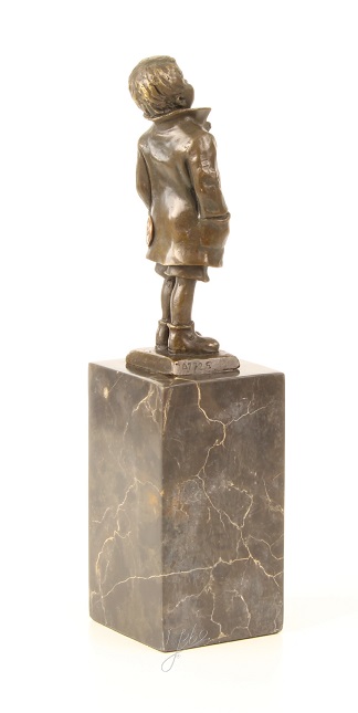 Een bronzen beeld/sculptuur van een kleine jongen