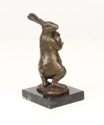 Een bronzen beeld/sculptuur van een konijn met een jong