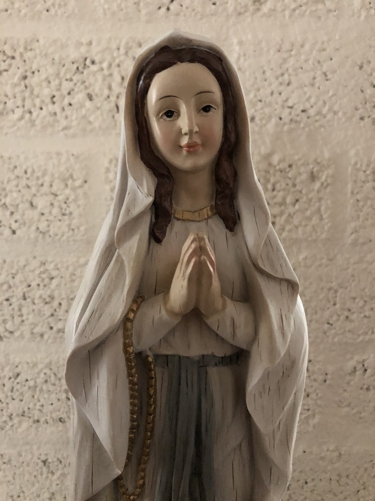 Mooi beeld van Maria biddend, polystone in woodlook