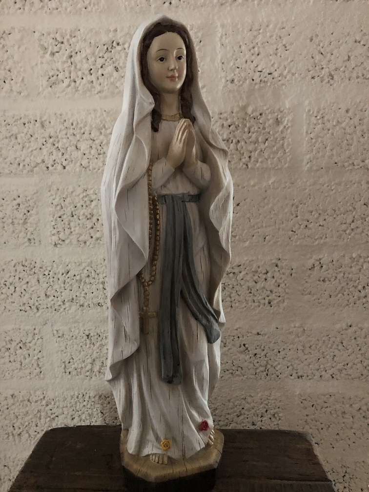 Mooi beeld van Maria biddend, polystone in woodlook