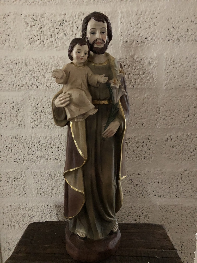 Mooi beeld van Jozef met Jezus op de arm, polystone in woodlook.