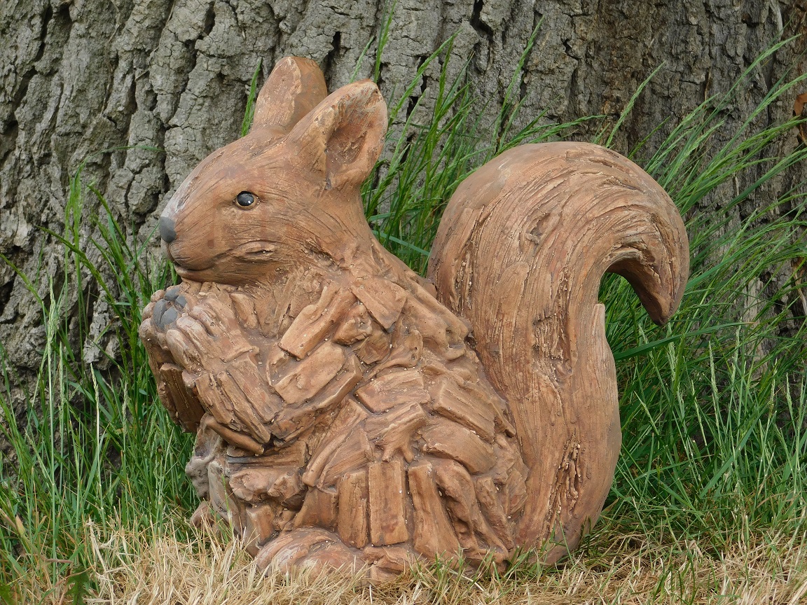 Squirrel XL- woodlook - polystone - weatherproof.