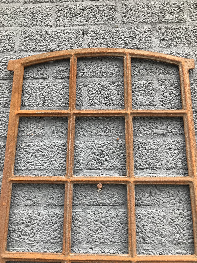 Schuur- stal-raam 12 raamvelden, ideaal gietijzeren raam voor in de tuinmuur