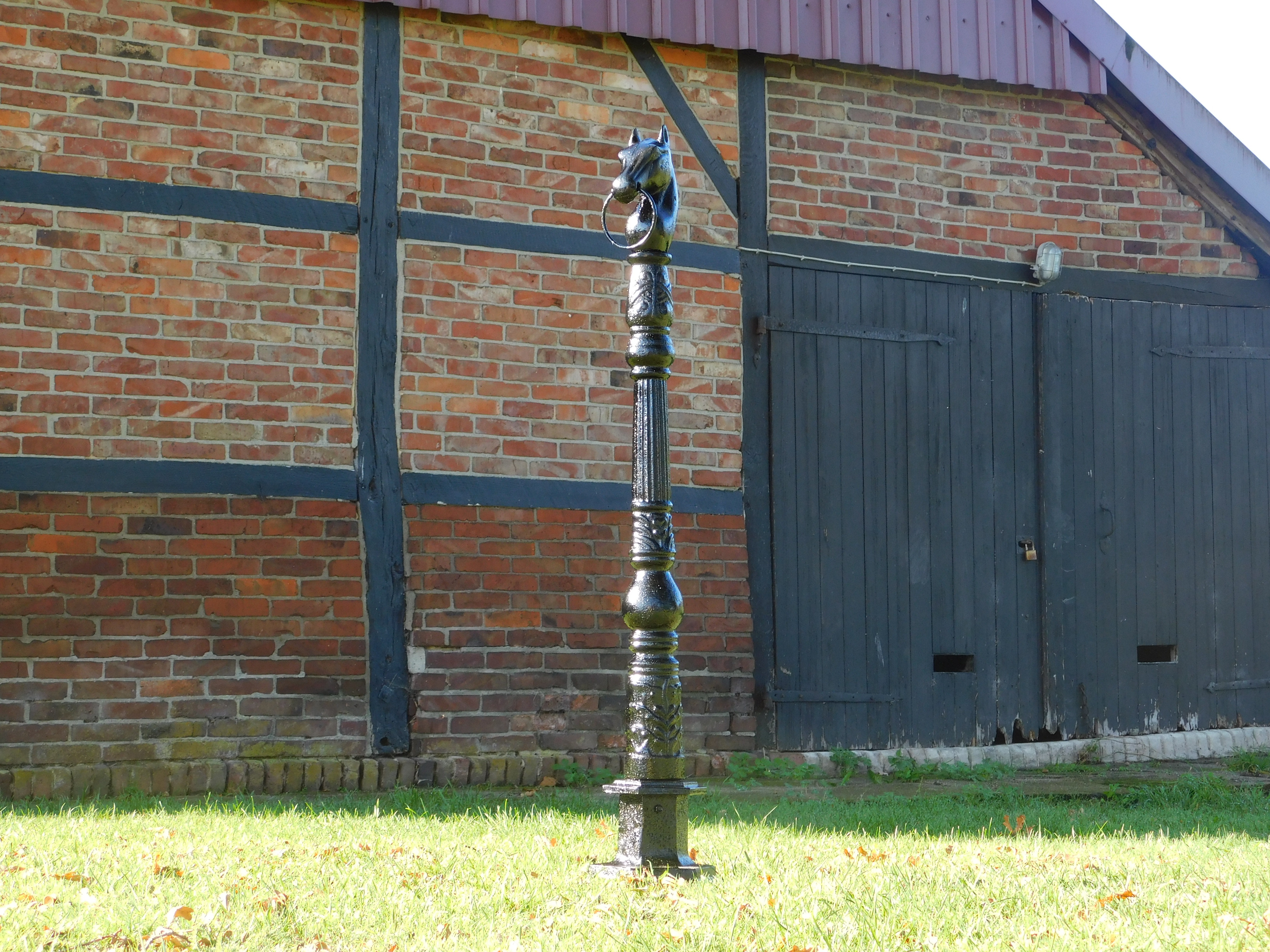 Stand post with horse head - black - cast iron
