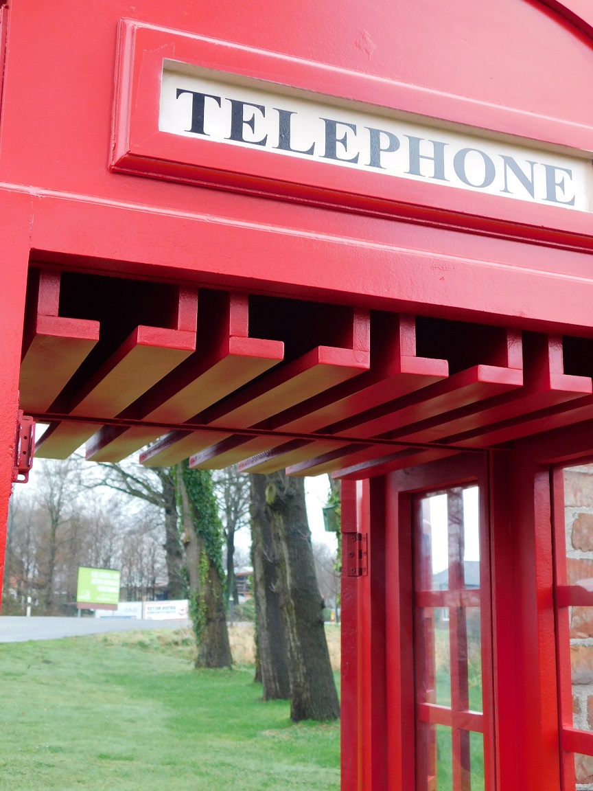 Antieke telefooncel, rood, van hout, zoals voeger, kast / wijnkast!
