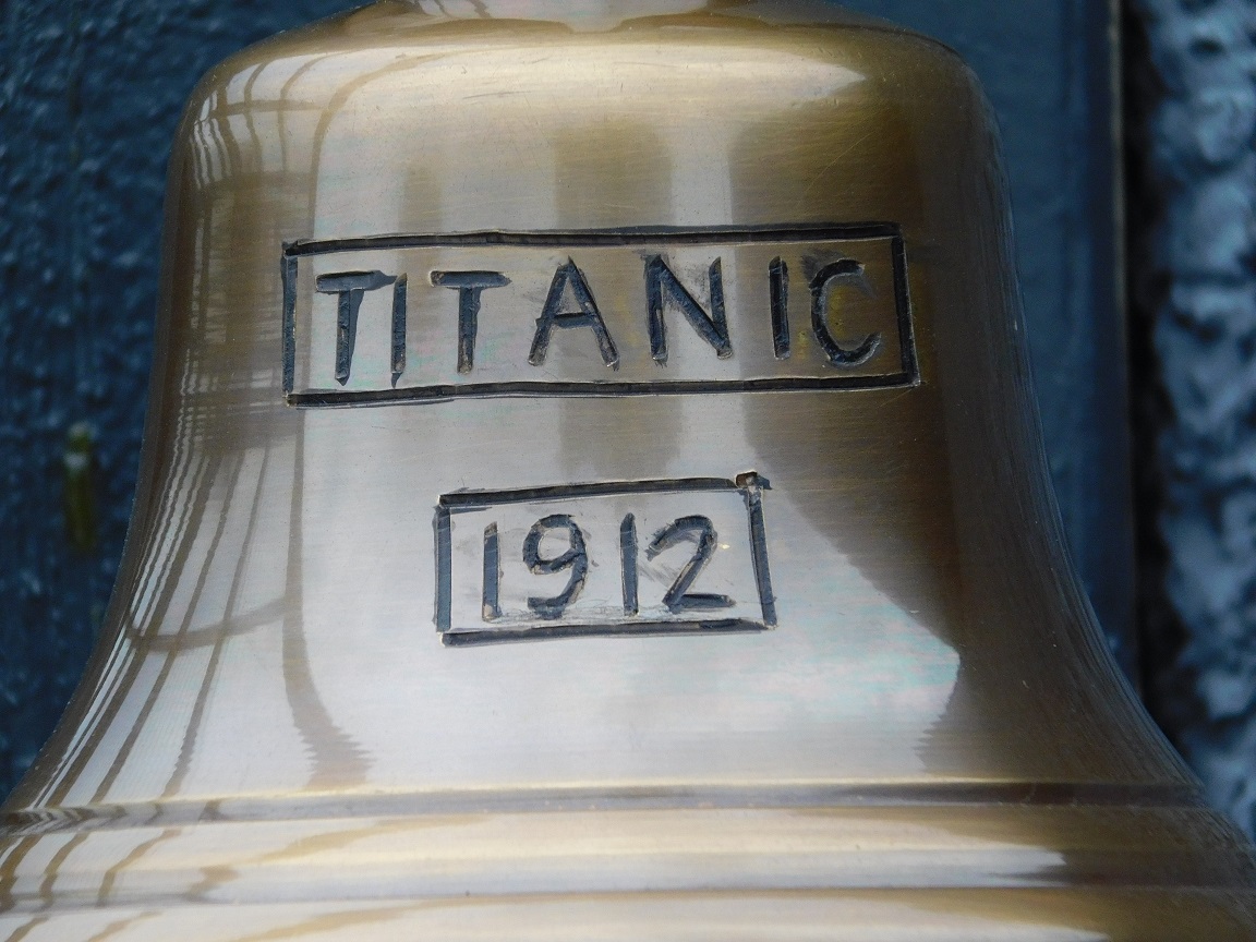 Bel ''Titanic 1912'' met touw, gepatineerd messing, huisdecoratie