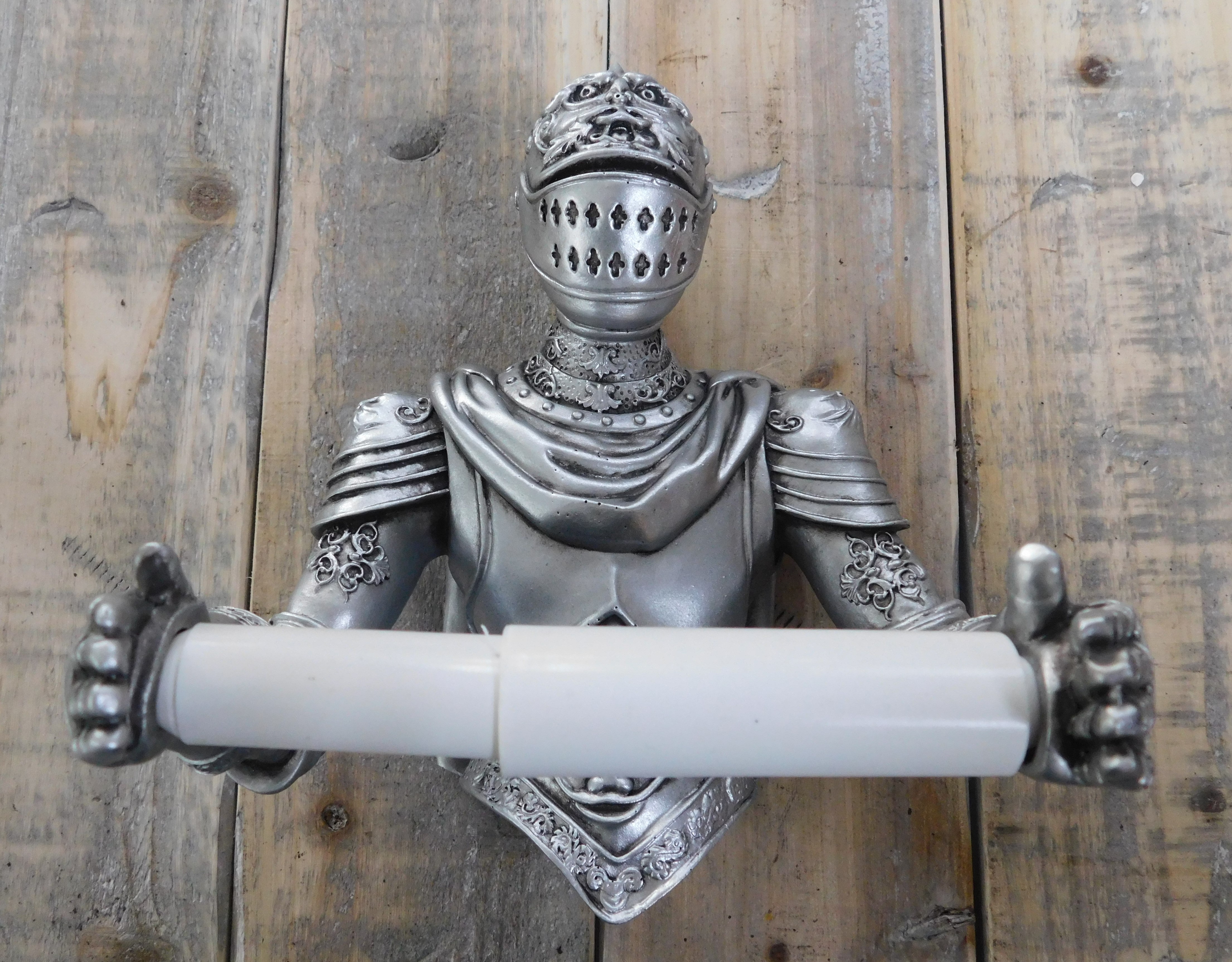 Een toiletrolhouder in de vorm van een ridder, leuke decoratie!
