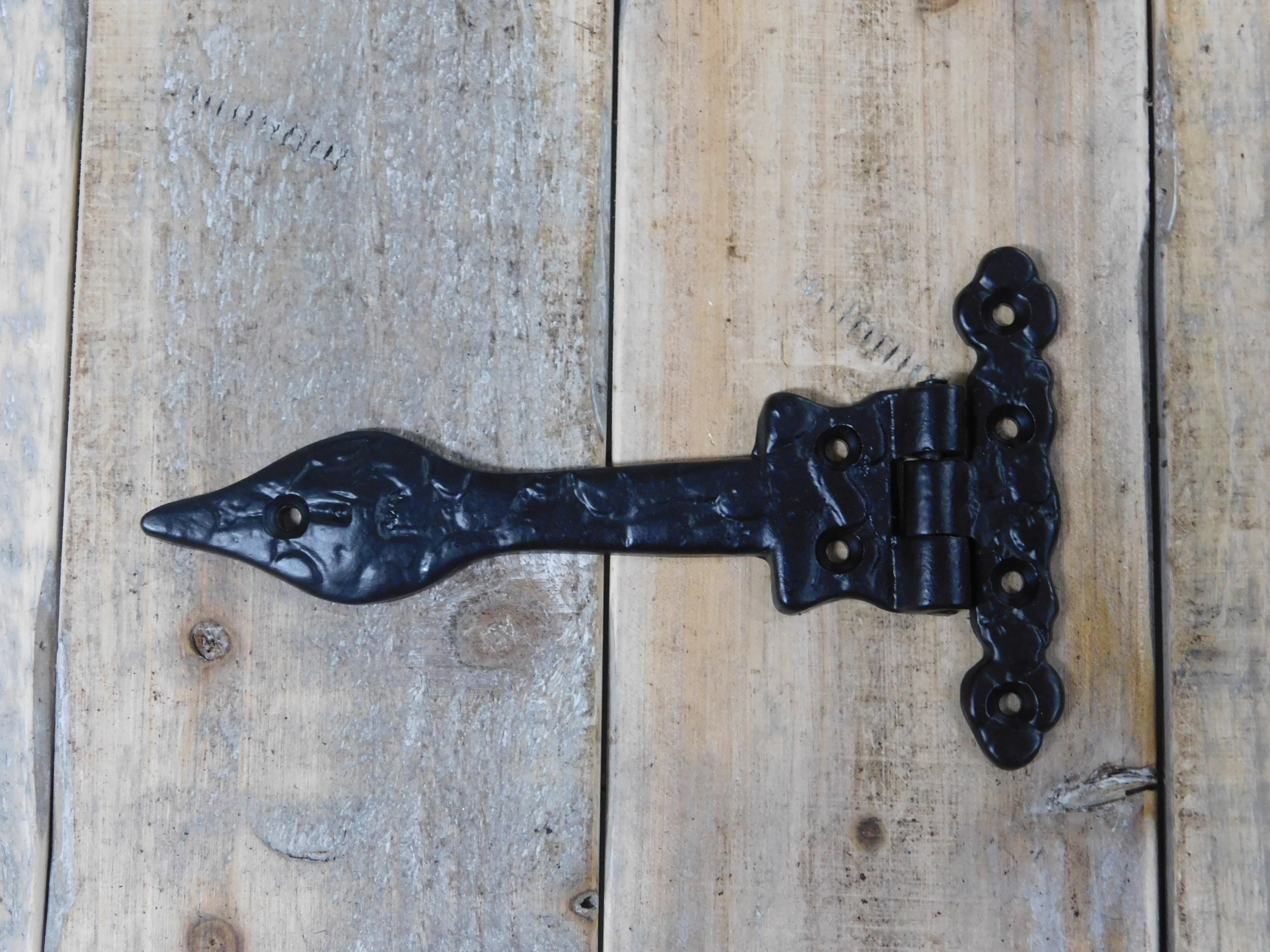 Deur-kast scharnier, deurband, zwart borstband antiek ijzeren deur scharnier middeleeuws.