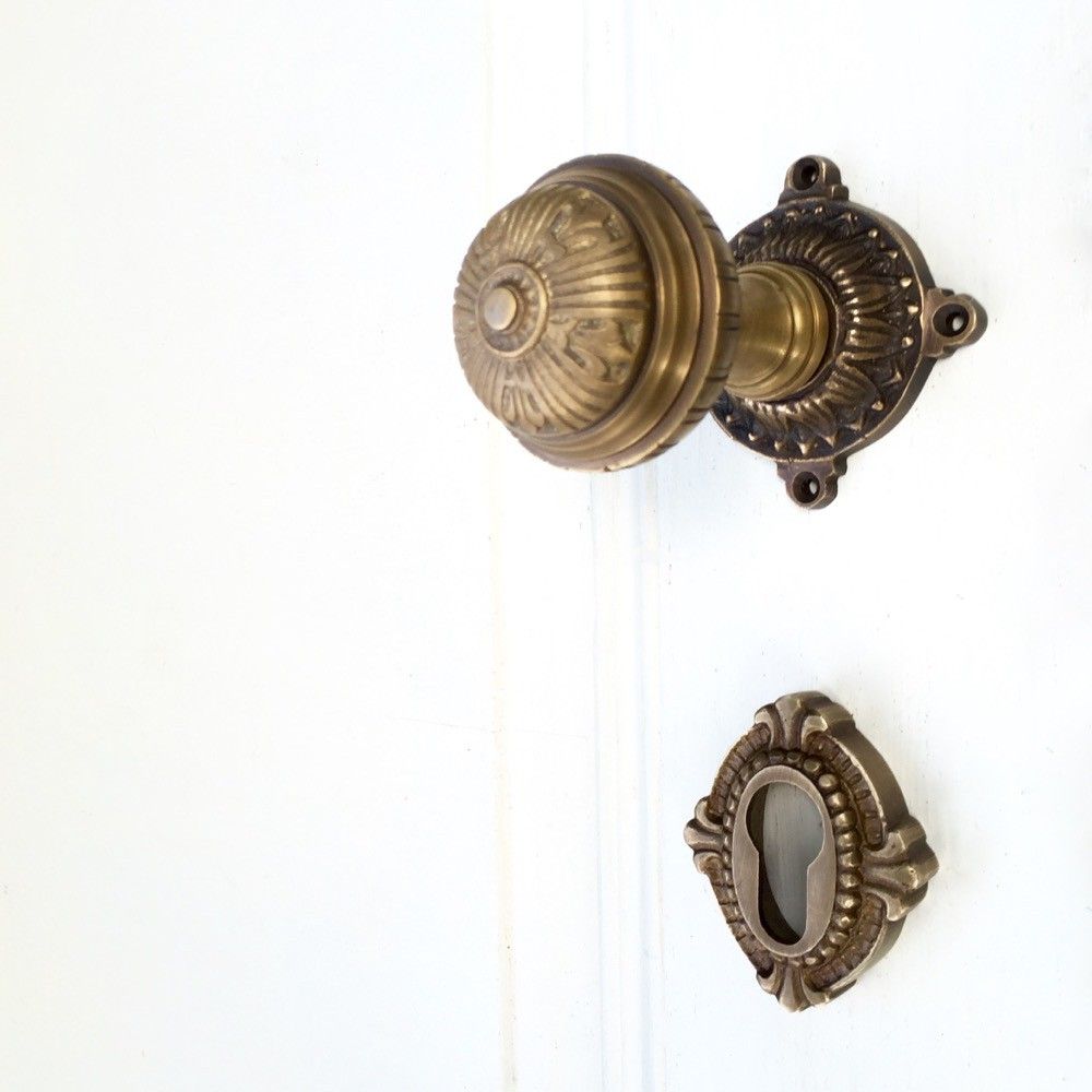 Messing deurbeslag met veiligheidssluiting, deurbeslag antiek met deurknop en PZ rozetten.
