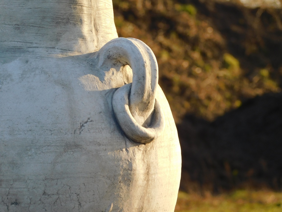 Gartenvase mit Ringen auf Sockel - 135 cm - Massivstein