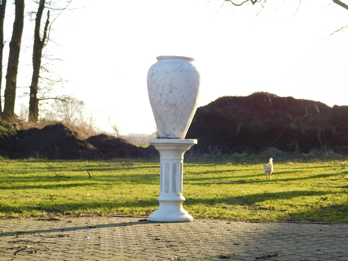 Vase auf Sockel - 125 cm - Massivstein