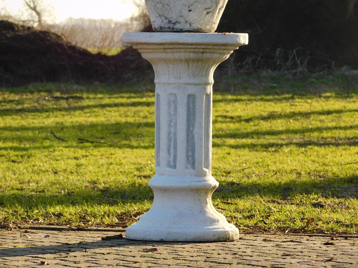 Vase on pedestal - 125 cm - Solid Stone