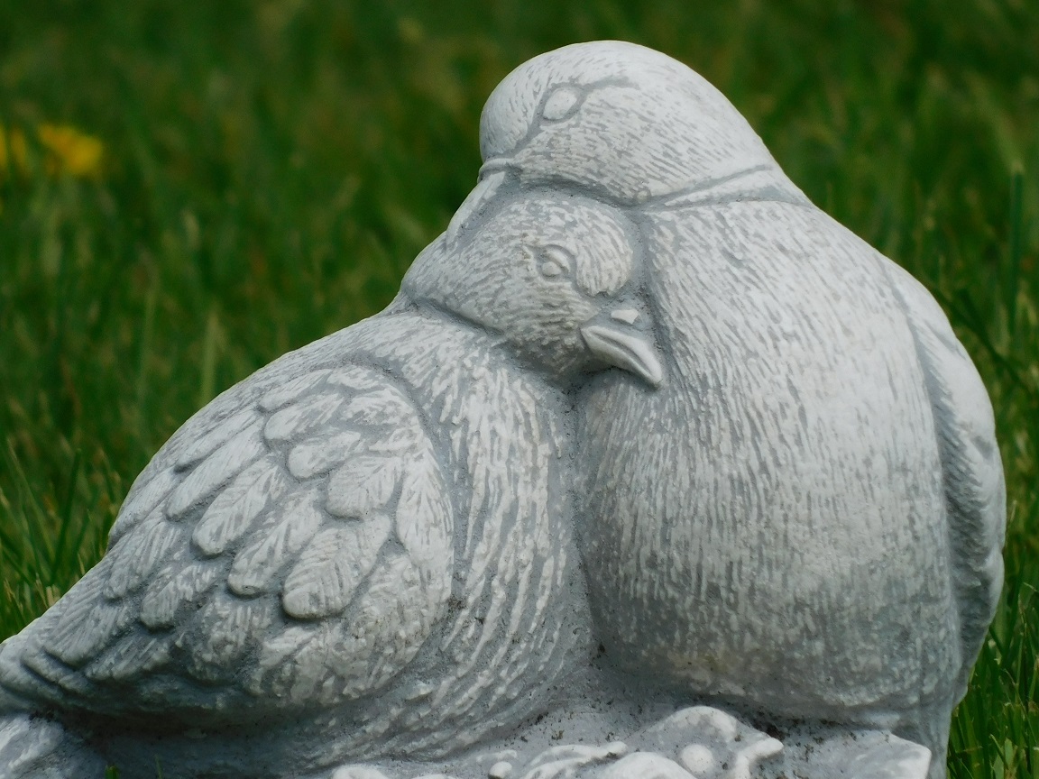 Statue birds with nest - solid stone