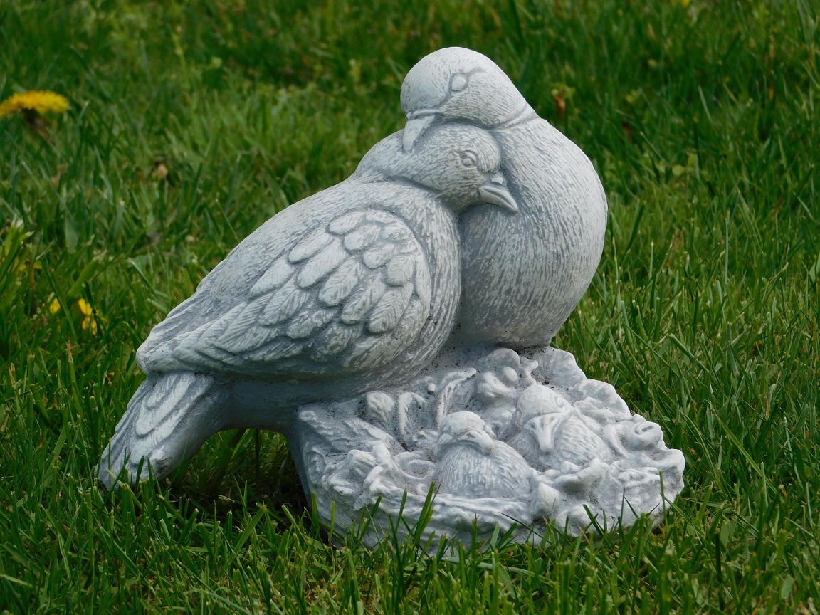 Statue Vögel mit Nest - massiver Stein