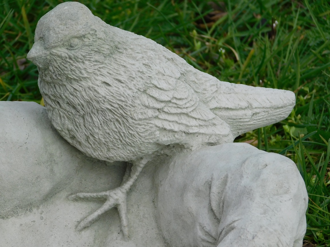 Laatste: vogelbad - handen met vogel - steen