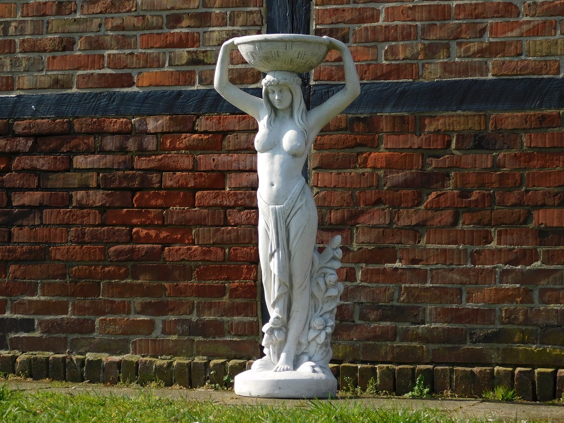 Groot beeld van een vrouw met schaal - volledig van steen - 120 cm