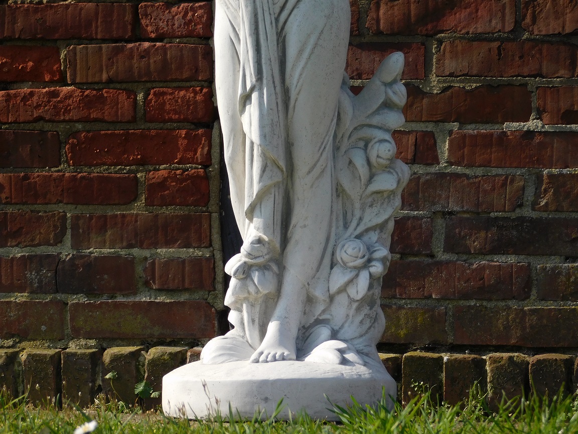 Groot beeld van een vrouw met schaal - volledig van steen - 120 cm