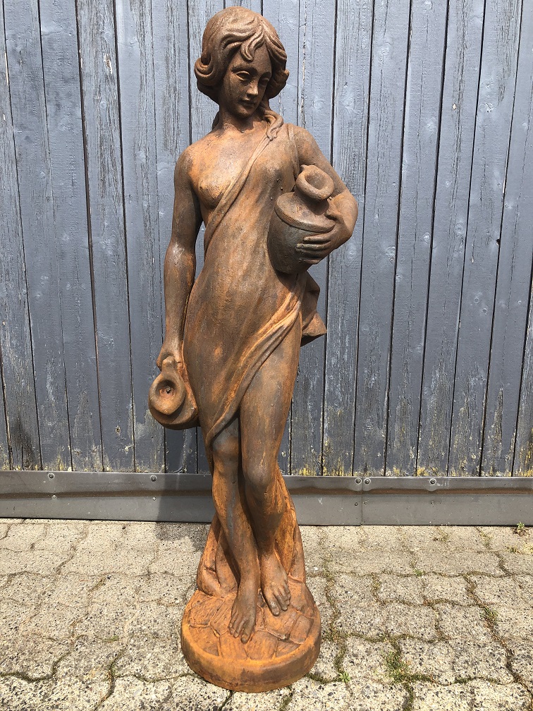 Schöne oxidierte Steinskulptur einer stehenden Frau mit einem Wasserkrug