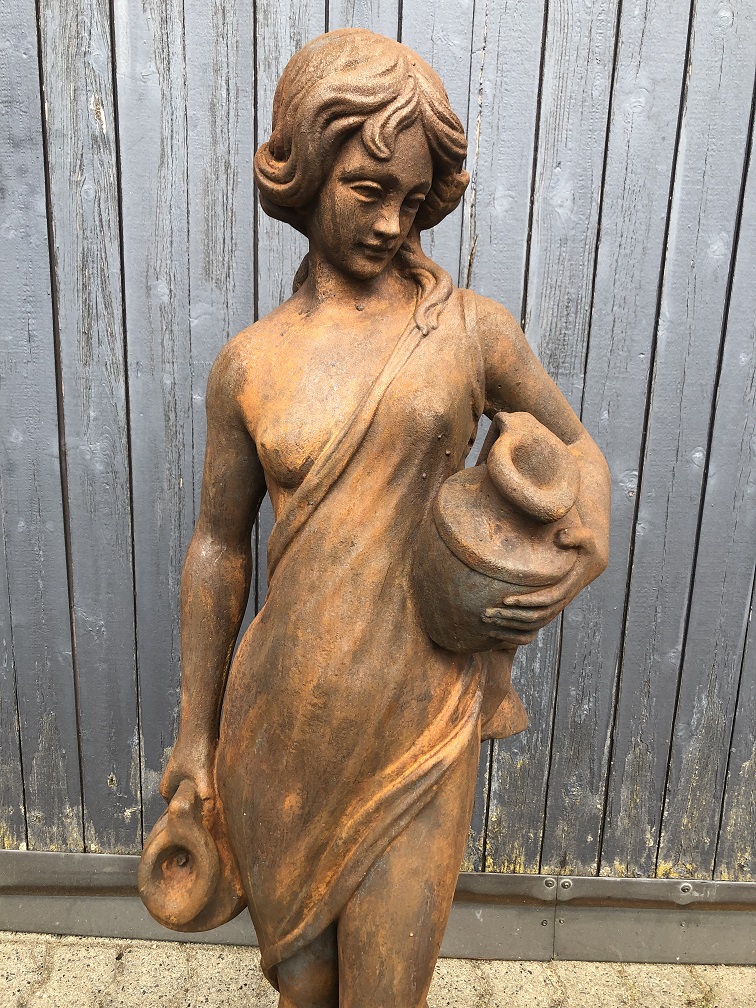 Prachtig oxid stenen beeld van een staande vrouw met 2 waterkruiken