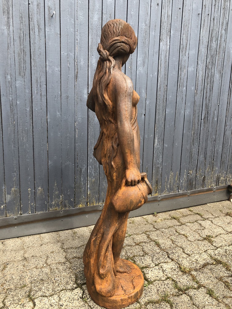Schöne oxidierte Steinskulptur einer stehenden Frau mit einem Wasserkrug
