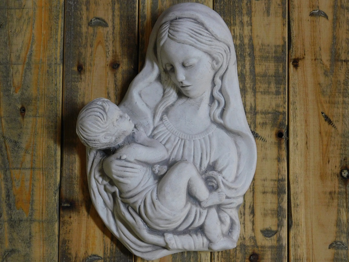 Frau mit Kind - Stein - Weiß mit Grau - Skulptur