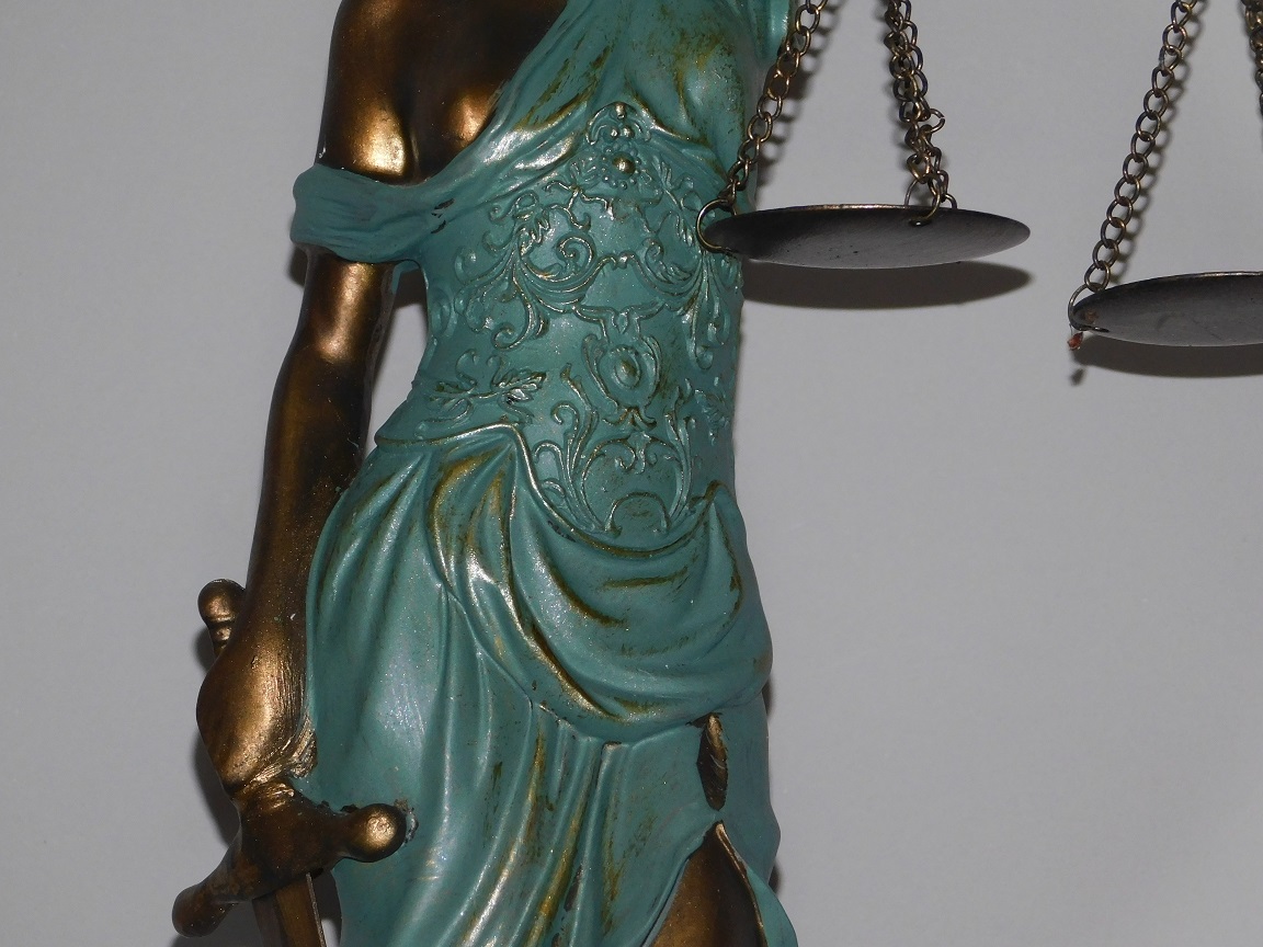 Statue - Lady Justice - polystone - turquoise