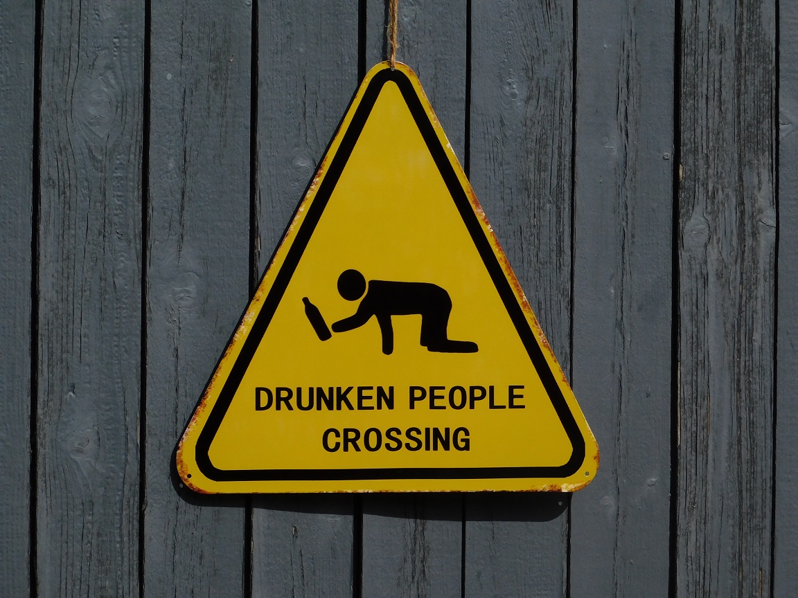 Wall plate - Drunken People Crossing - metal