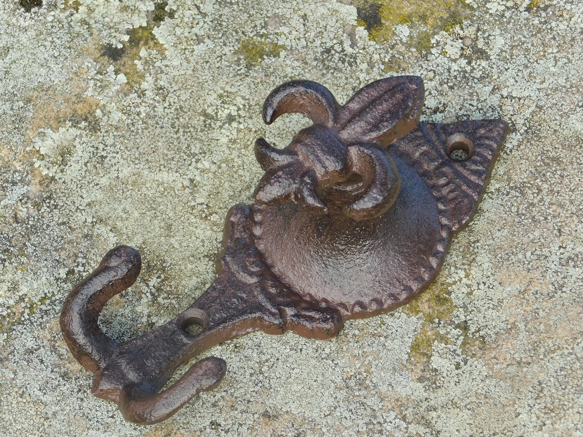 Cast iron Wall Hook with French Lily - 2-Hooks - 13 cm High - Dark brown