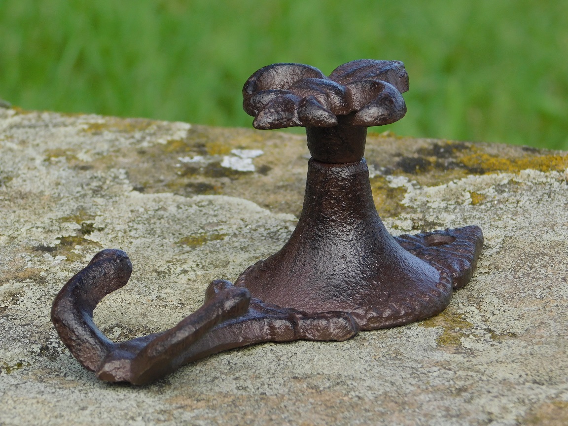 Cast iron Wall Hook with French Lily - 2-Hooks - 13 cm High - Dark brown