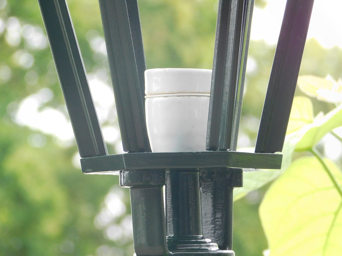 Gartenlampe, Aluminium - grün, dekorativer Arm + kleiner Schirm - Gartendekoration
